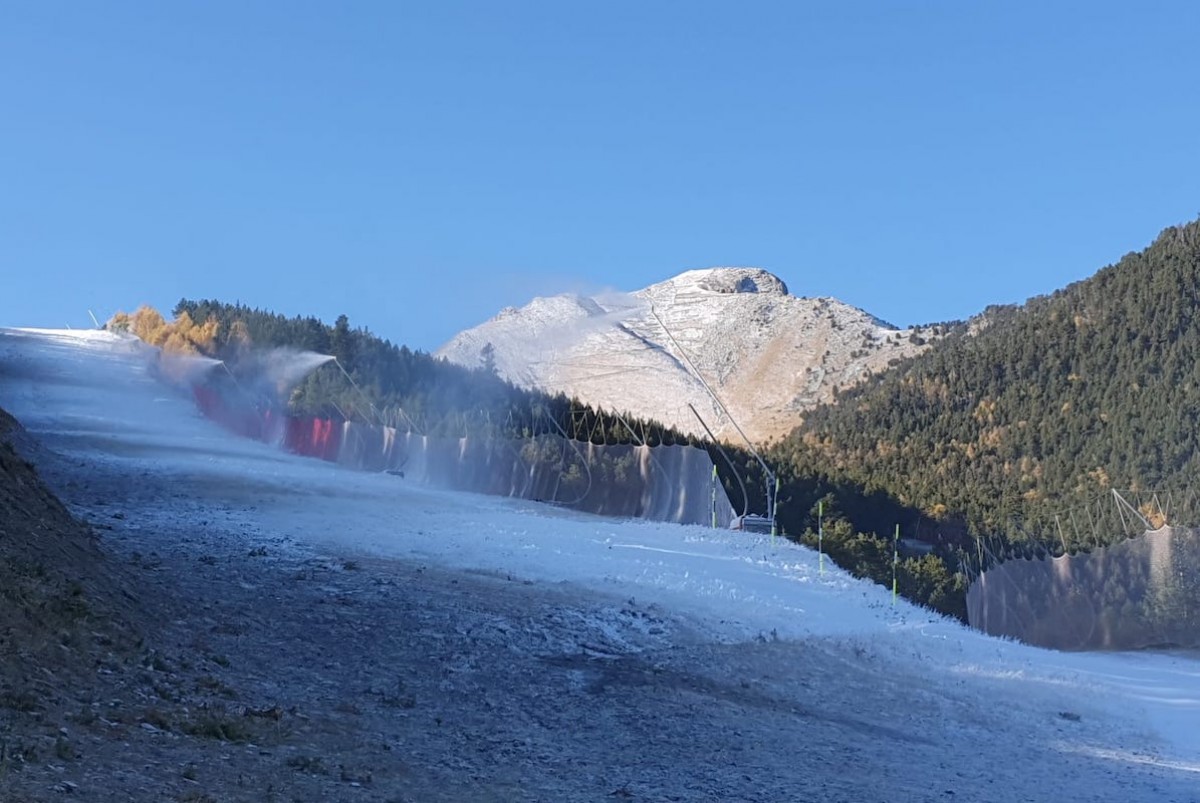 La rampa d'Espot Esquí amb els canon de neu en marxa