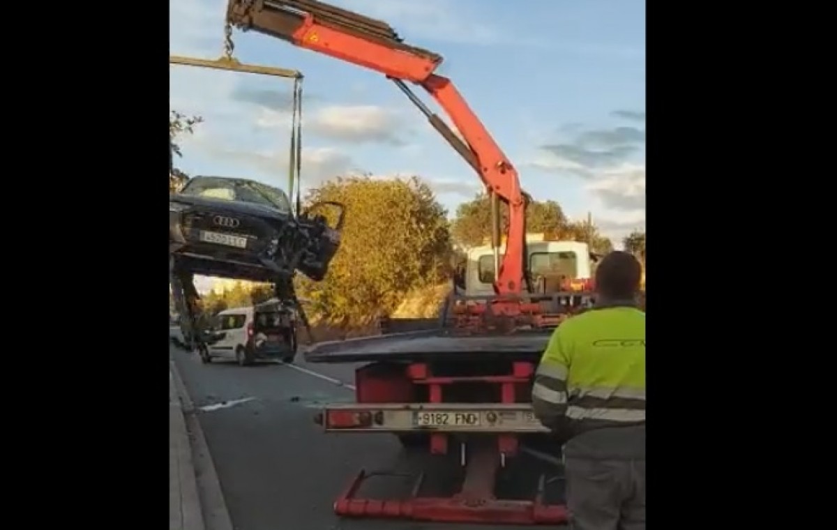 Captura de pantalla d'un vídeo de la Urbana en què es veu com remolquen els vehicles accidentats
