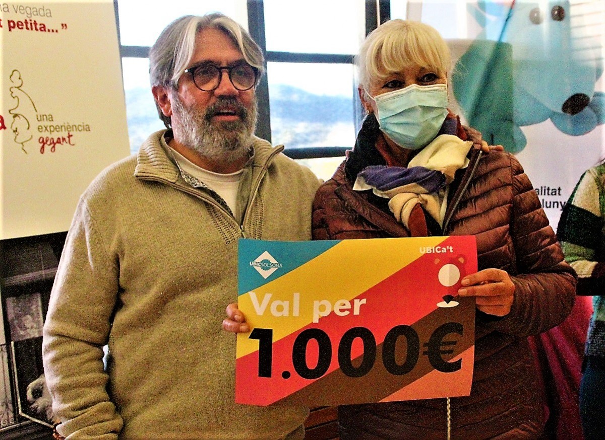 Francesc Ester, de la UBIC, ha lliurat els 1.000 euros a la guanyadora, la Mary Costa