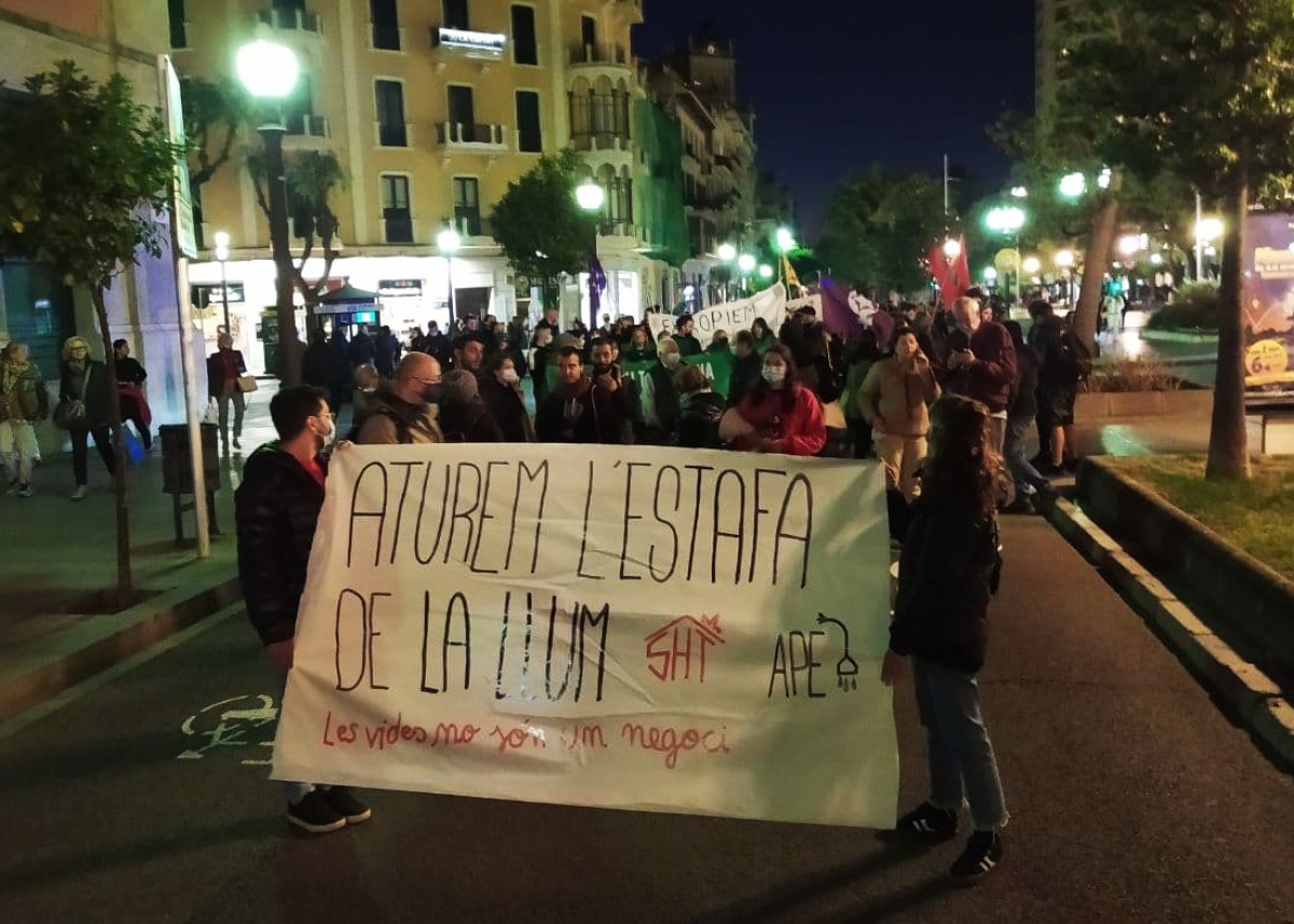 La manifestació ha recorregut la Rambla Nova en direcció a l'Ajuntament de Tarragona.