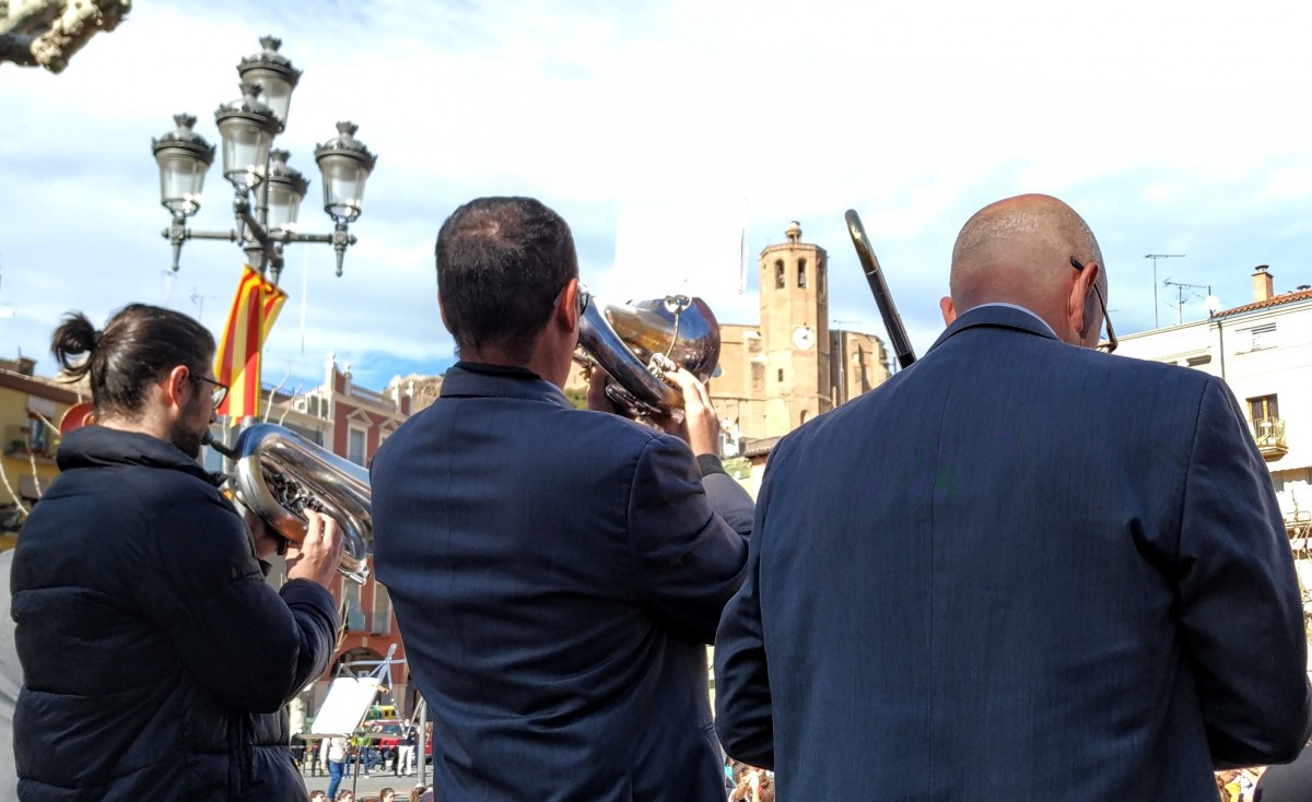 Membres d’una cobla tocant a Balaguer