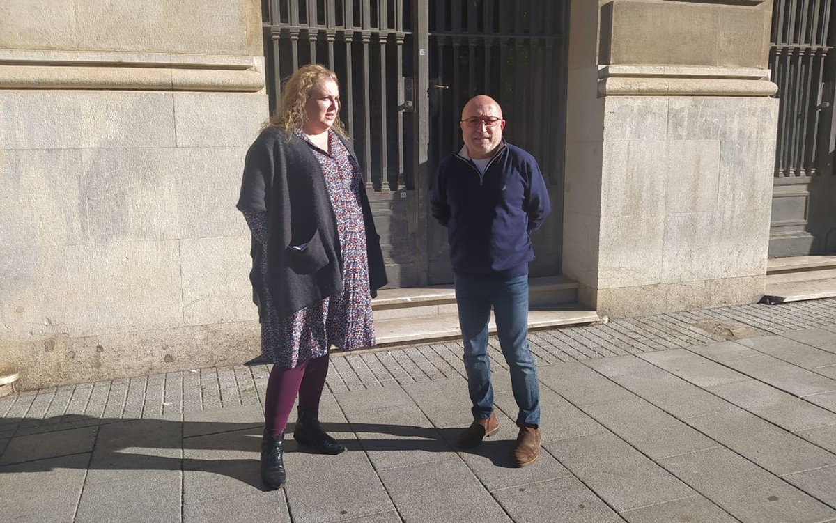 Sandra Ramos i Francesc Roca (PSC), davant del Banc d'Espanya, aquest dilluns.