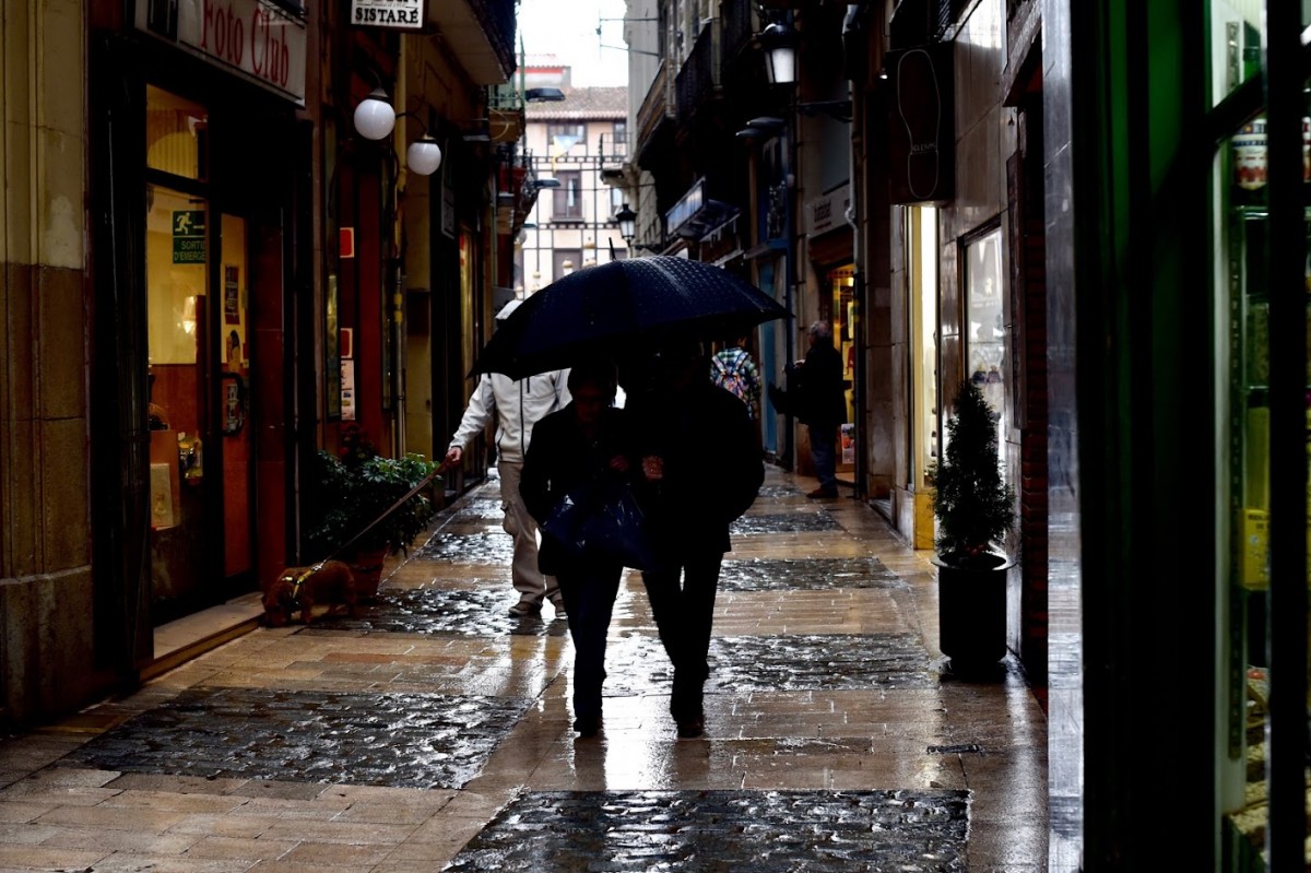 Veïns al carrer de les Galanes de Reus, en un dia de pluja