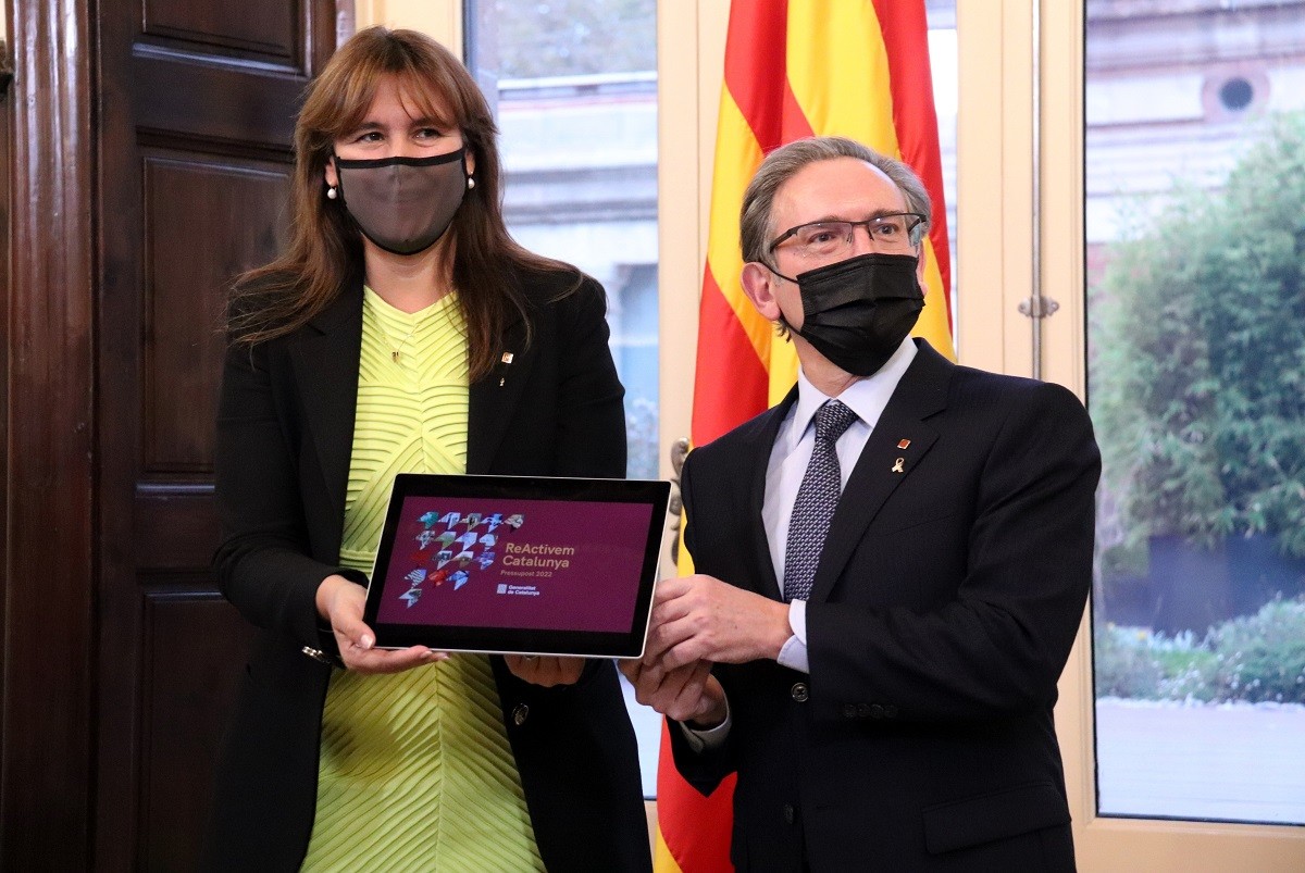 Jaume Giró entrega el projecte de pressupostos a la presidenta del Parlament, Laura Borràs.