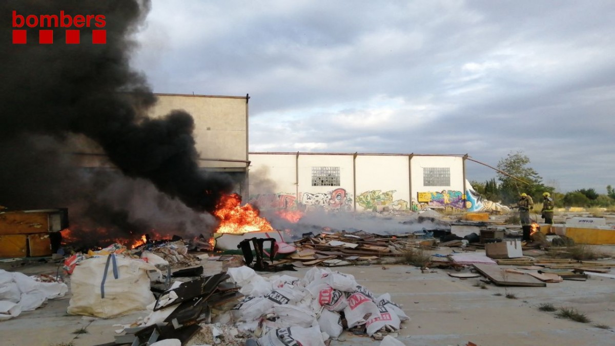 Una imatge de l'incendi, al pati de la fàbrica