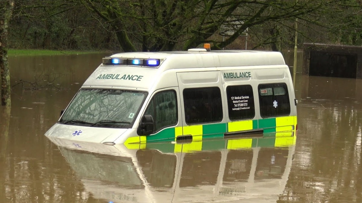 Una ambulància atrapada per inundacions a Gal·les, l'any passat