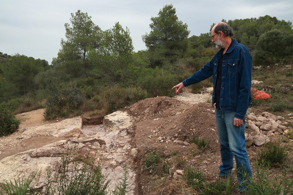 L'investigador de l'ICAC, Jordi López, mostrant l'antic aqüeducte del Francolí on s'han realitzat tasques d'excavacions per part de l'ICAC.