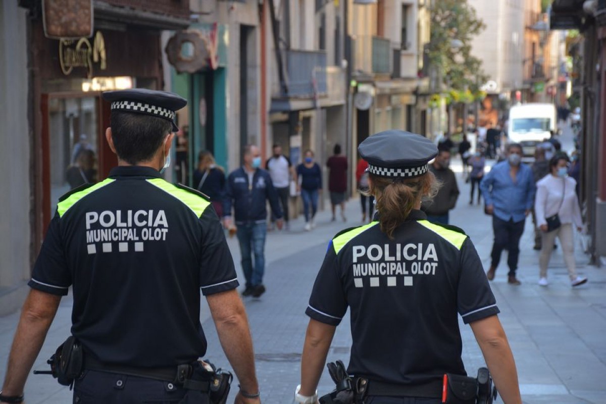 La Policia Municipal d'Olot va detenir l'agressor al barri de Sant Miquel.