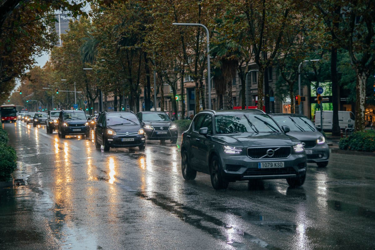 Cotxes sota la pluja a Barcelona