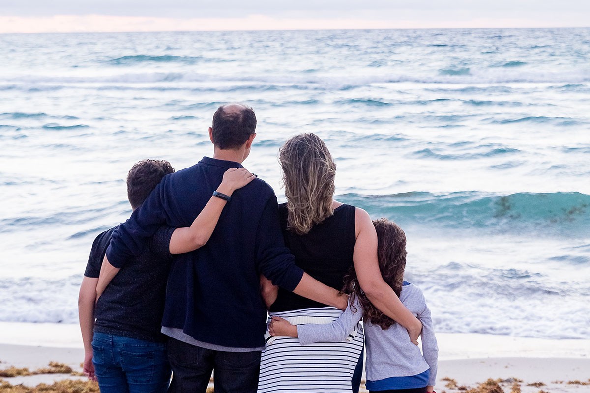Una família mirant el mar