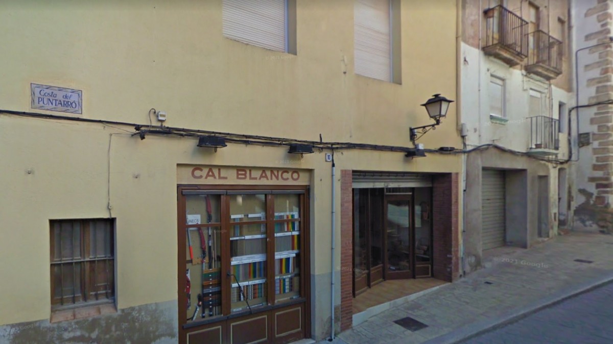 Exterior de Cal Blanco, a Valls, un dels comerços centenaris del Camp premiats per la Generalitat
