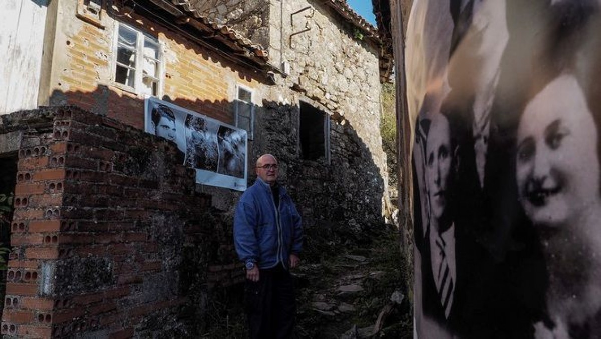 Les façanes del poble gallec de Bexán tenen les imatges dels propietaris per a que l'únic veí no se senti sol