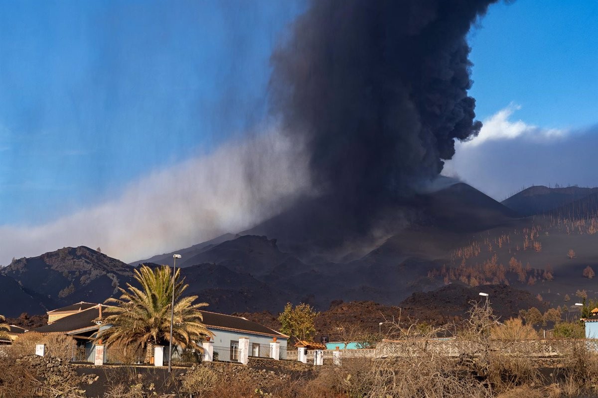 Habitatges de La Palma coberts per la pluja de cendres del volcà