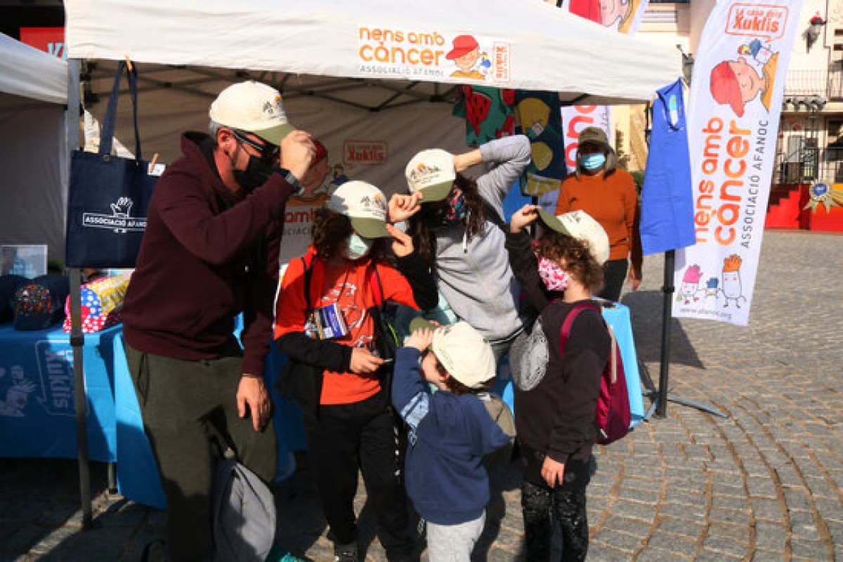 Una família posant-se la gorra per participar de la 19a edició de ‘Posa’t la gorra!’, organitzada per l’AFANOC a PortAventura World