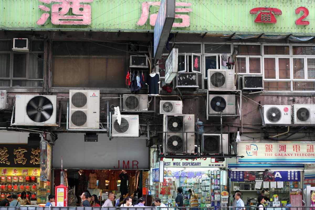 Multitud d'aparells d'aire condicionat a Hong Kong.