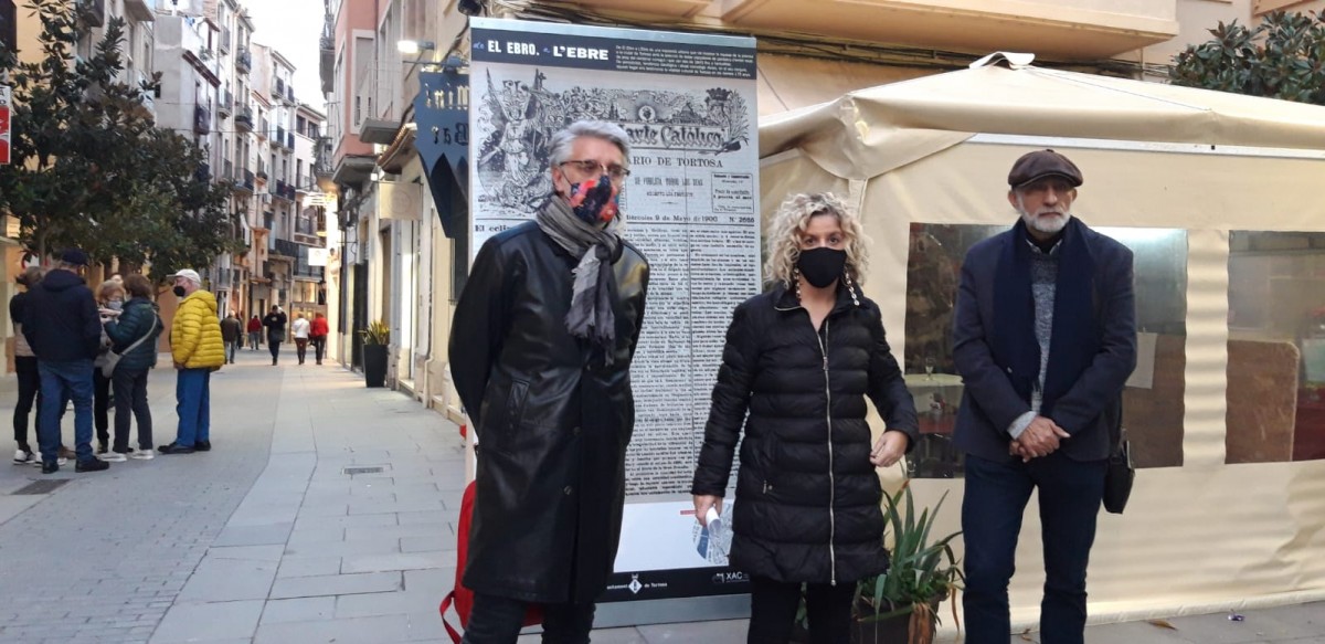 Una de les capçaleres de premsa exposades al Carrer Sant Blai de Tortosa 