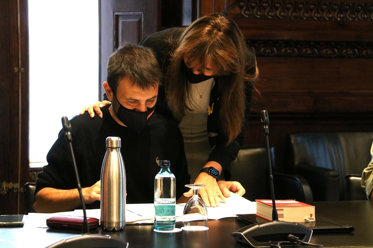 Laura Borràs i Pau Juvillà, a la mesa del Parlament.