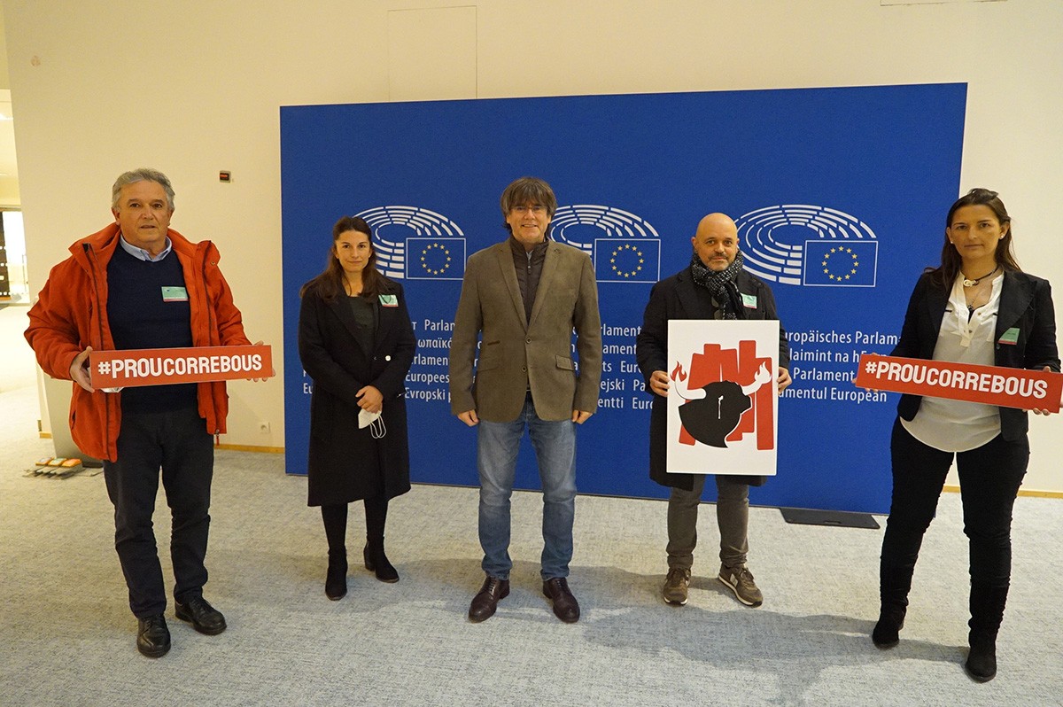Membres de Prou Correbous reunits amb Carles Puigdemont al Parlament Europeu