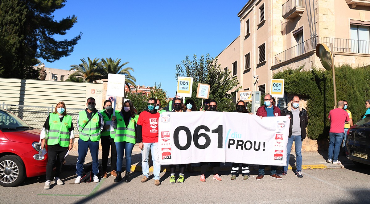 Els treballadors del 061 davant de la seu del CatSalut de Tarragona.