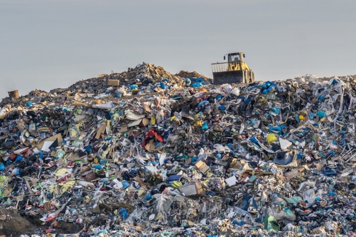 Una muntanya d'escombraries plàstiques