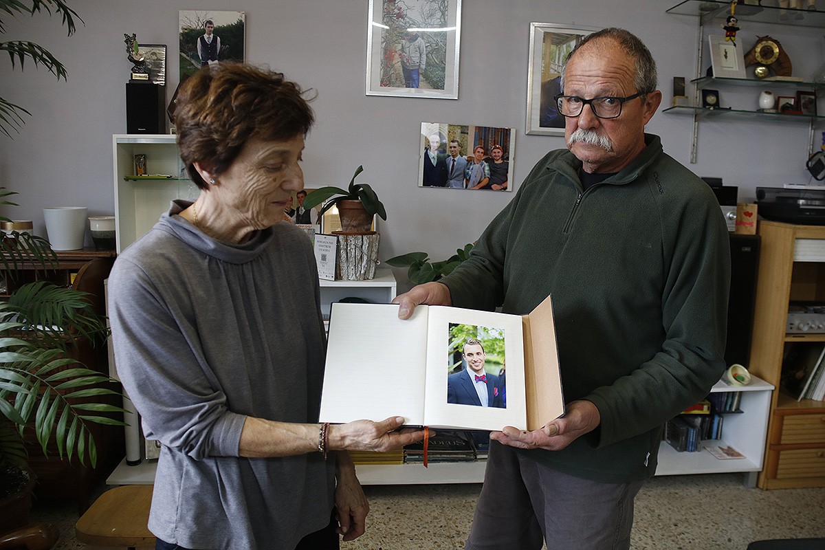 Els pares d'Aleix Gorchs mostren una foto d'ell a Seva.