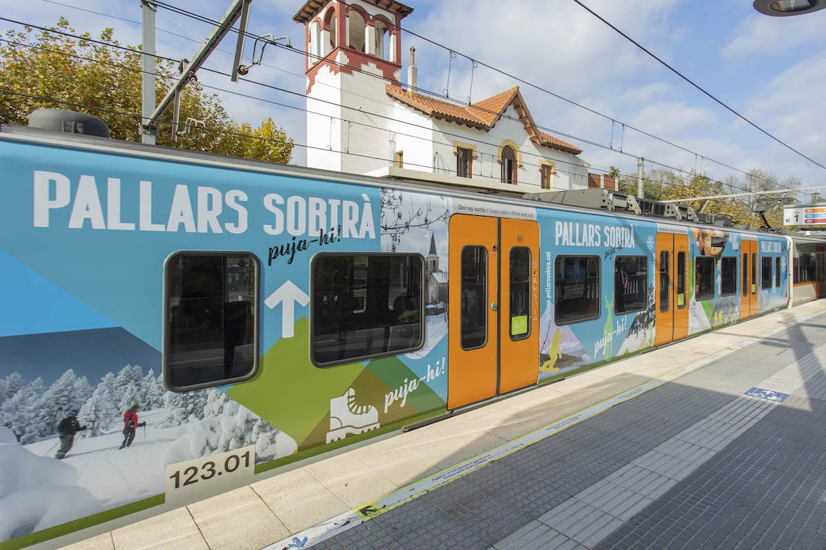 Un dels trens amb el vinil turístic pallarès