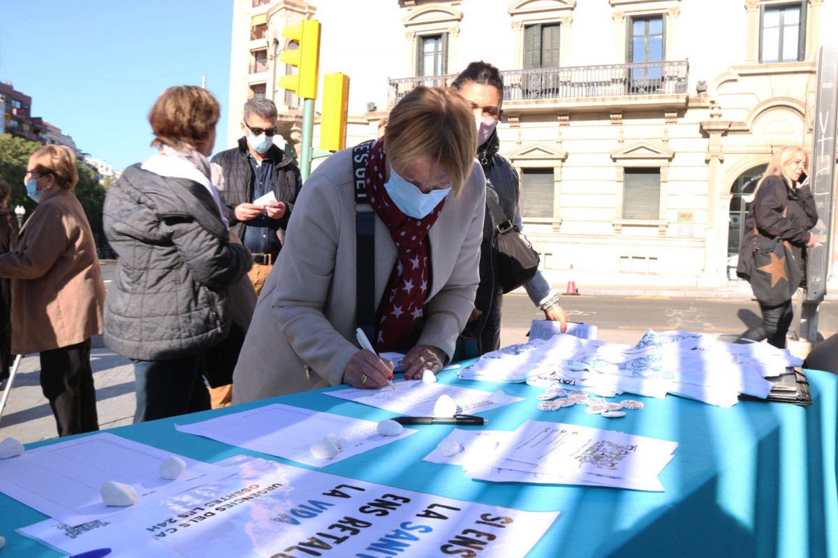 Recollida de signatures a la zona de la Rambla Nova de Tarragona