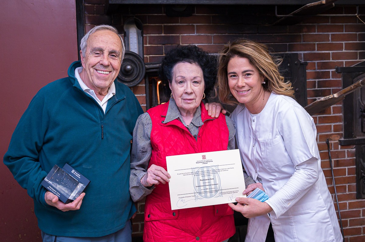 Ramon Cors, Maria Cors i Maite Cors, dues de les quatre generacions de la pastisseria Cors de Tona.