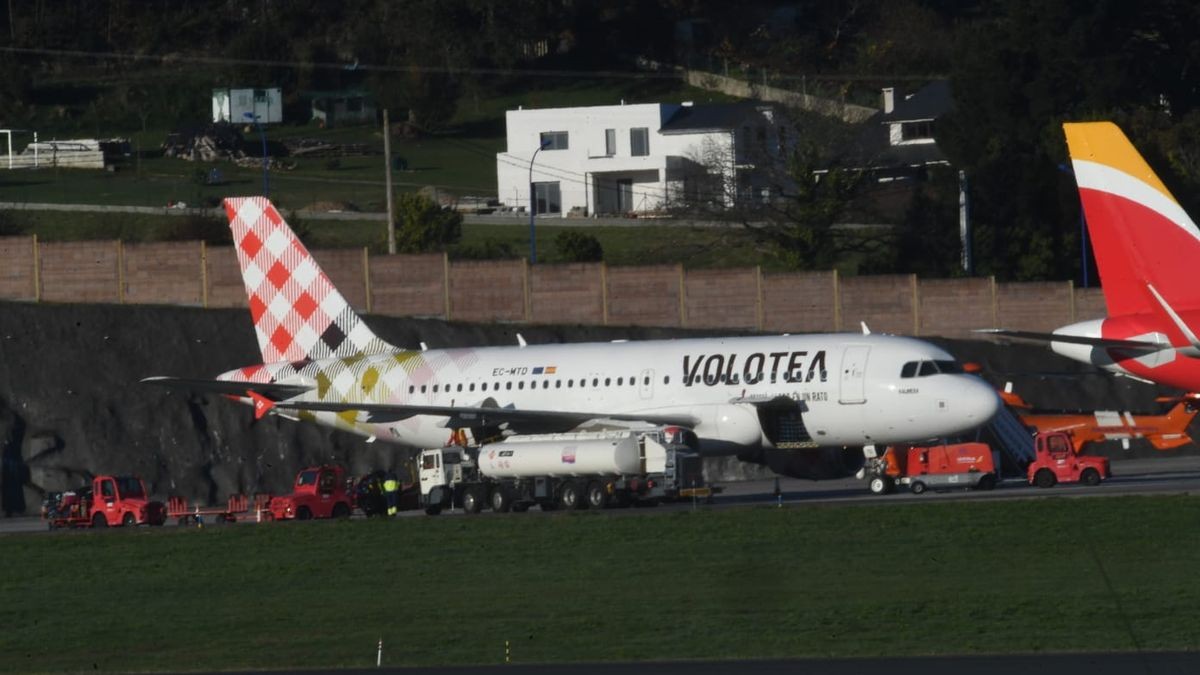 Un avió de Volotea, a l'aeroport de la Corunya