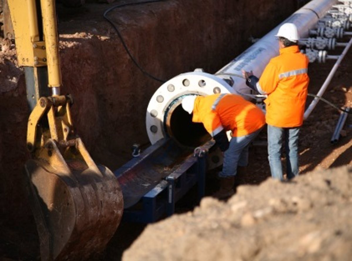 Operaris treballant al gasoducte algerià de Medgaz