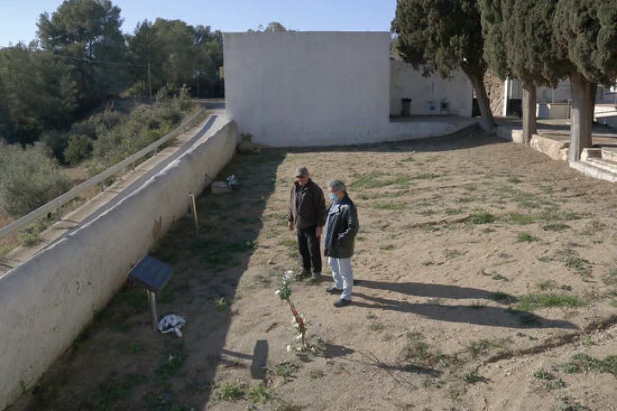El cementiri de Salomó on, en una esplanada a tocar del mur, se situa la fossa comuna del 1939