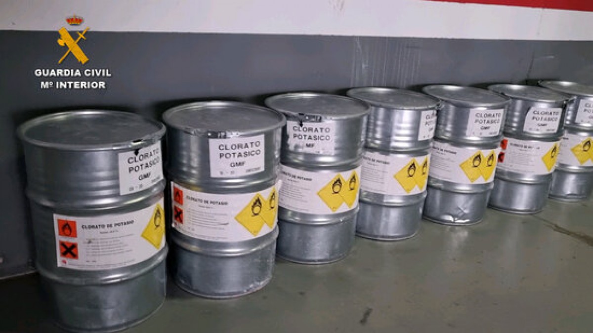 Bidons amb clorat potàssic intervinguts per la Guàrdia Civil en un garatge comunitari de Reus