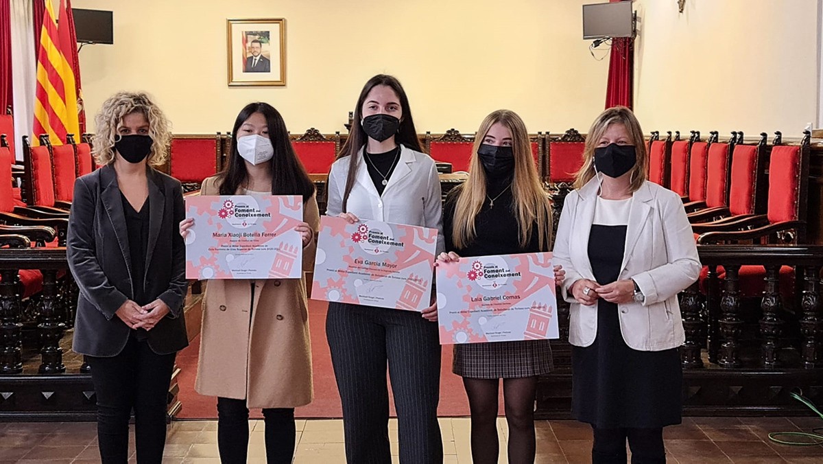Les estudiants premiades amb l'alcaldessa de Tortosa i la regidora d'Ensenyament