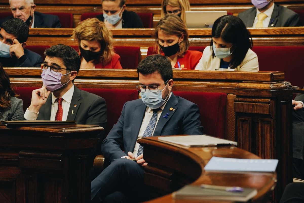 Aragonès i Puigneró, en un ple del Parlament.