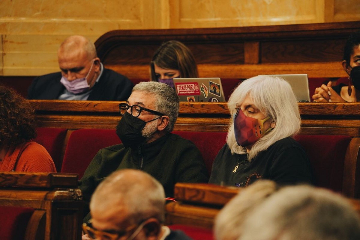 Carles Riera amb Dolors Sabater, durant el ple del Parlament