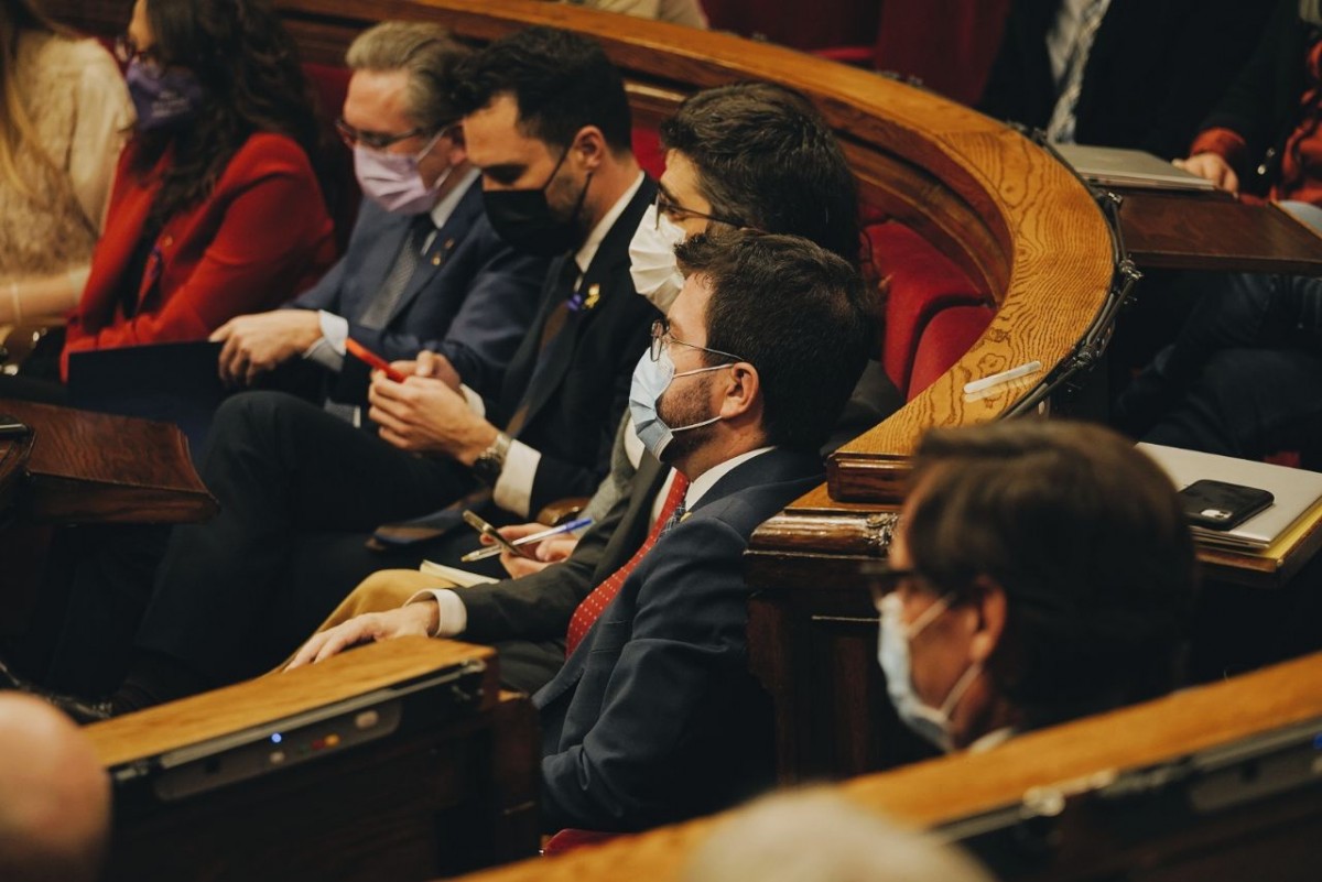 Salvador Illa observa els membres del Govern en una sessió al Parlament.