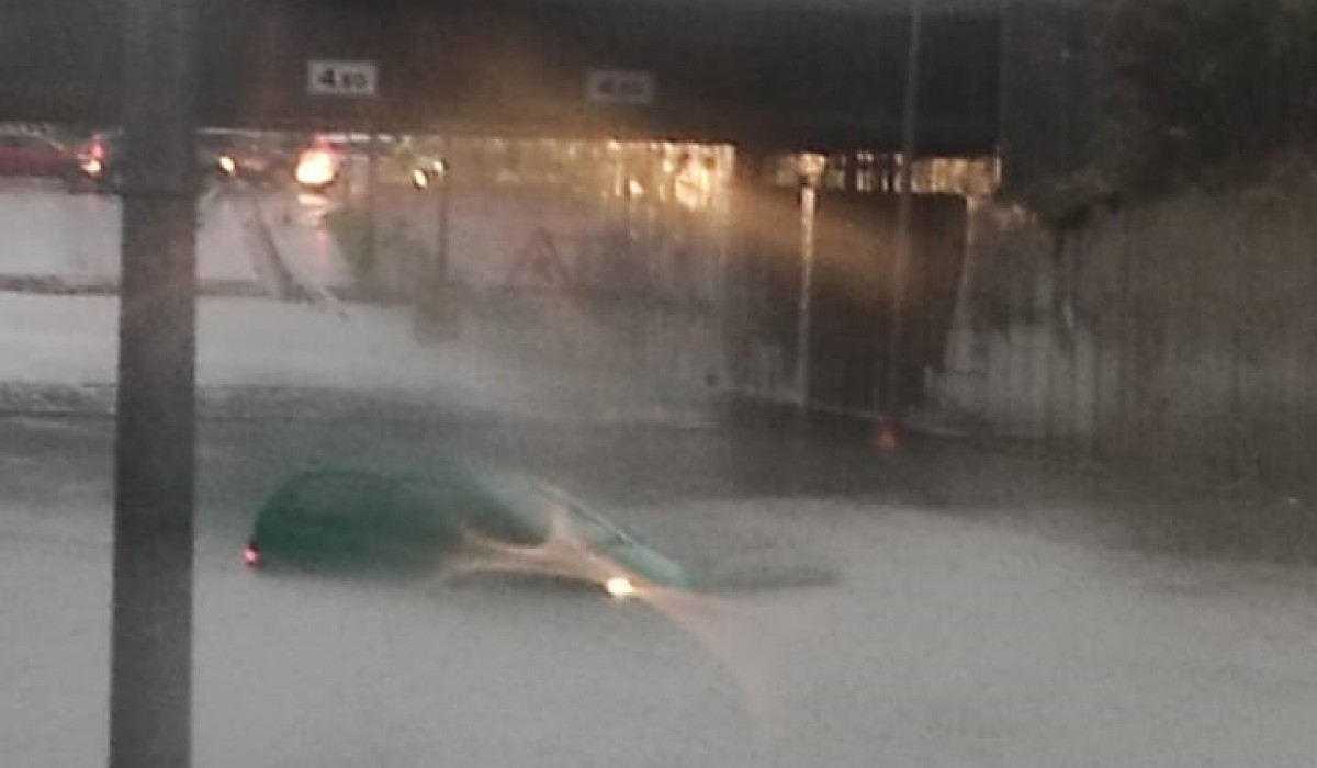 Pont de la C-12 al seu pas per Tortosa, amb un cotxe atrapat per les inundacions