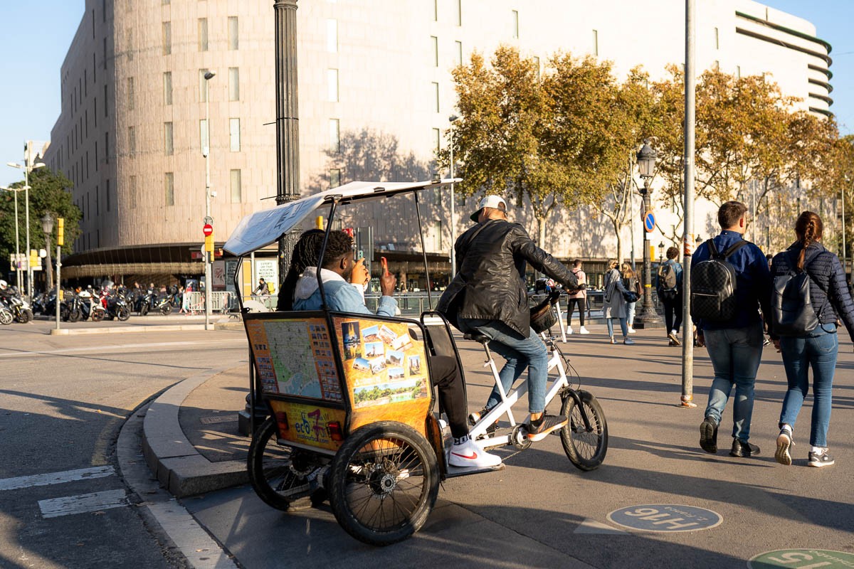 Una bicitaxi de servei a la plaça de Catalunya.