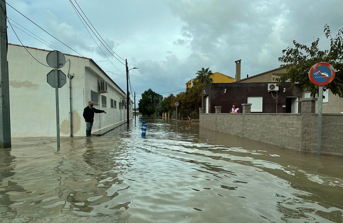 Desenes de carrers de Deltebre han quedat inundats pel pas de la llevantada