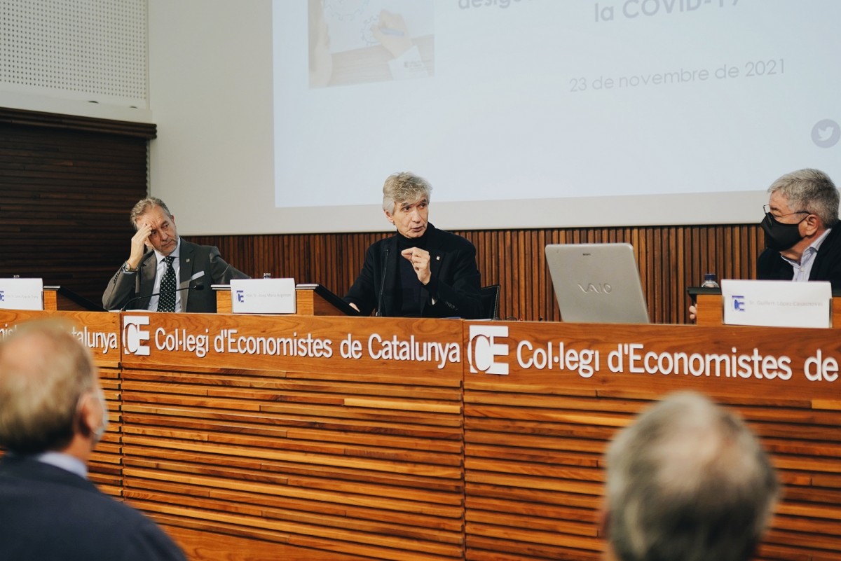 Carles Puig de Travy, degà del CEC, el conseller Josep Maria Argimon i Guillem López-Casasnovas