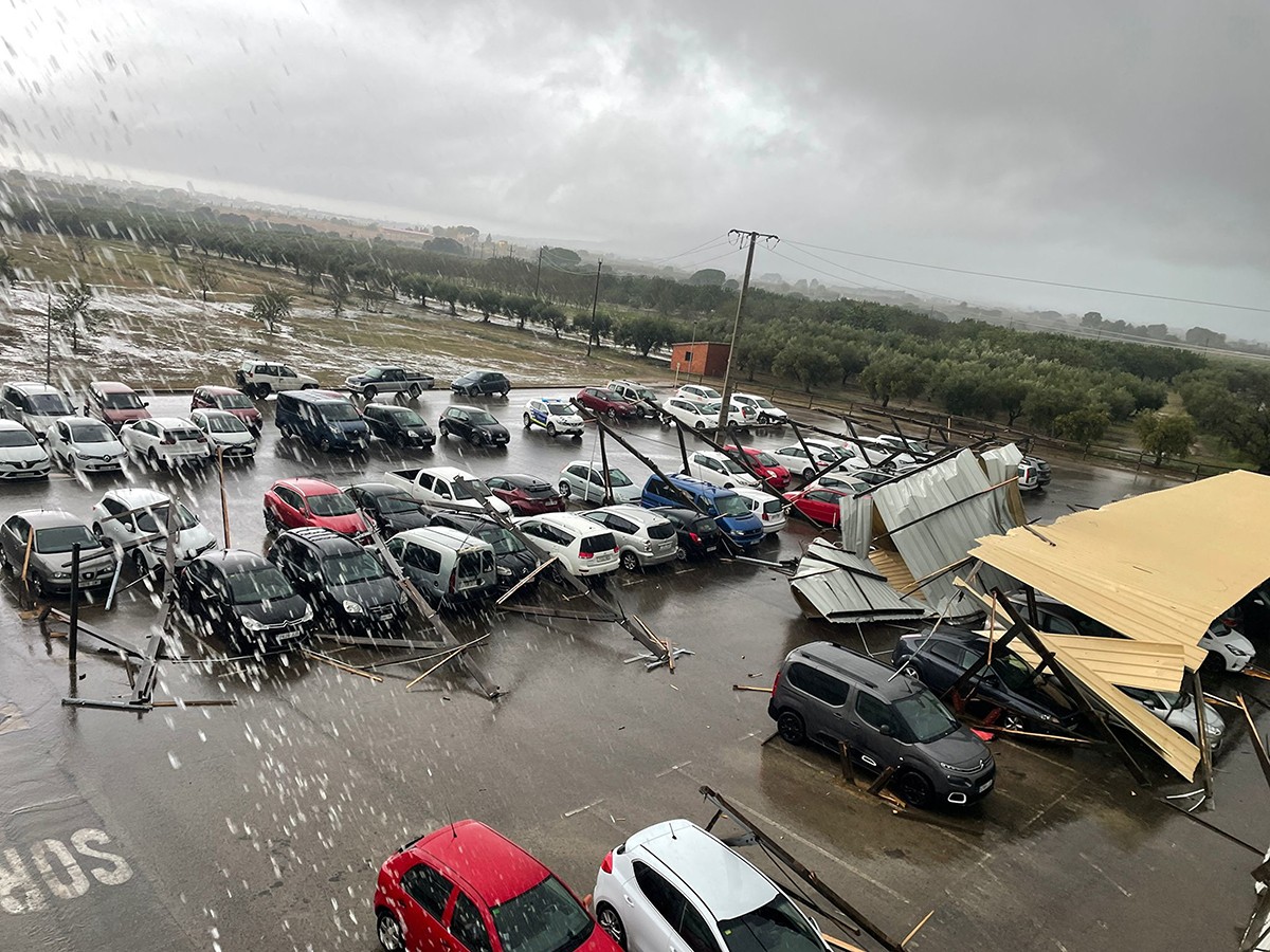 Els vehicles danyats per la caiguda d’una part de l’estructura metàl·lica de l’aparcament de l’escola agrària Irta Mas Bové, a Constantí.