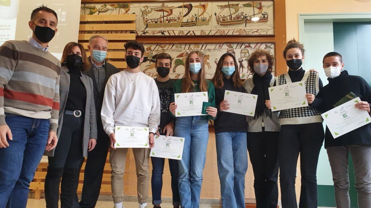 Els guanyadors del concurs sobre reciclatge de medicaments de l'Institut La Garrotxa.