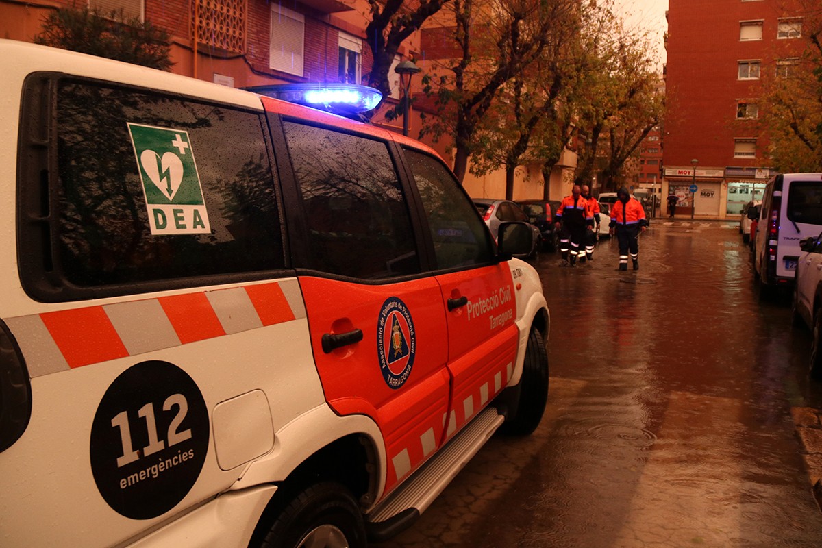 Agents de Protecció Civil de Tarragona fent tasques per evitar inundacions a la ciutat.