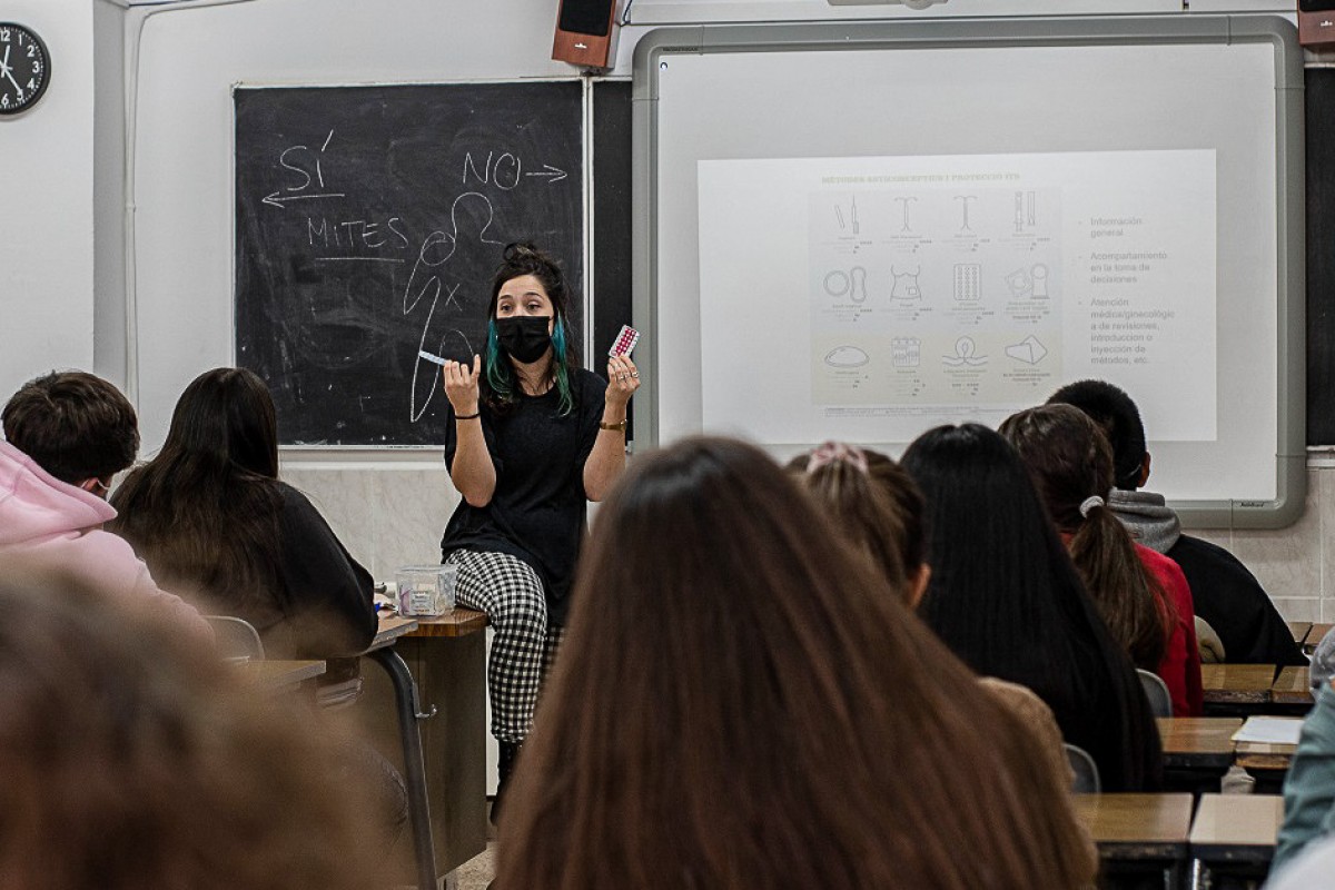 Anna Sala, tallerista del CJAS, fent un taller d'educació afectiva i sexual a l'Escola Aloma