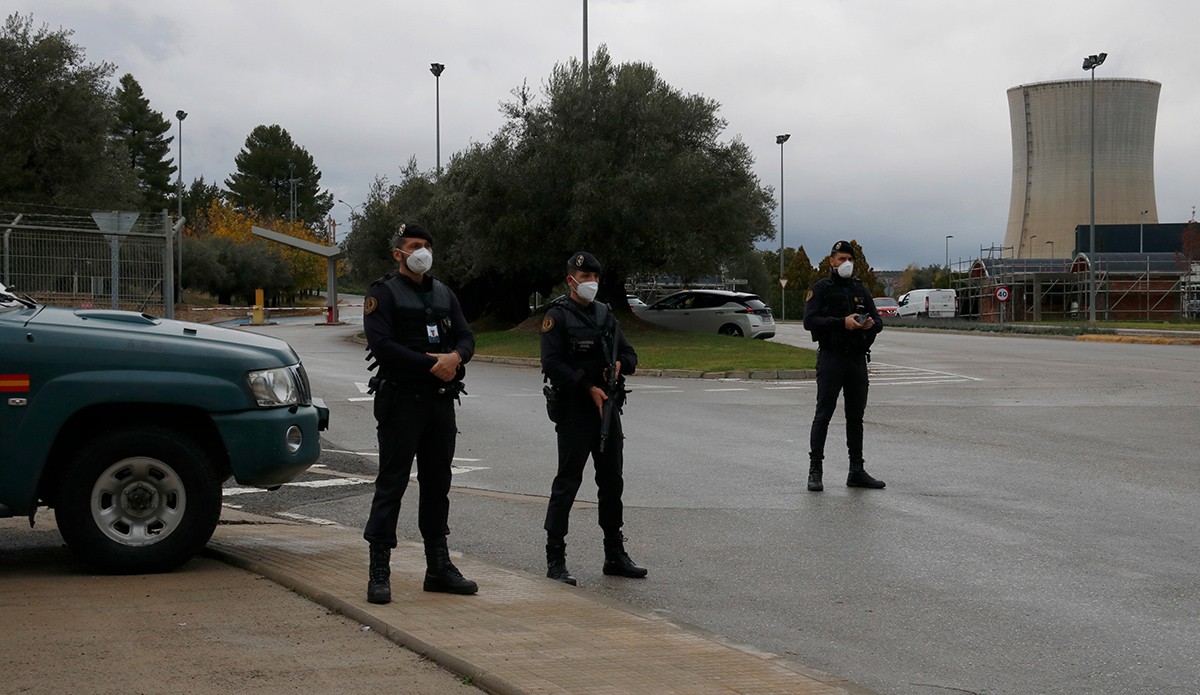 Tres agents de la Guàrdia Civil a l'entrada de la central nuclear d'Ascó