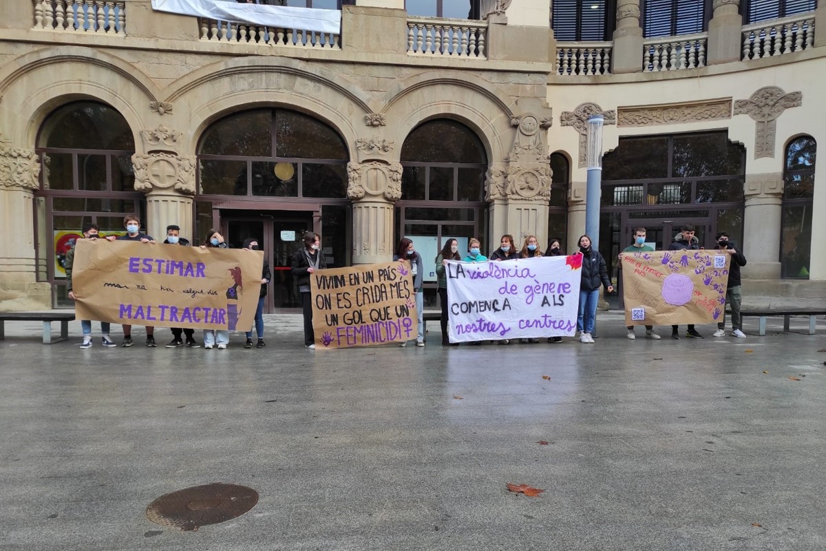 Alumnes del Lluís de Peguera amb les pancartes pel 25-N