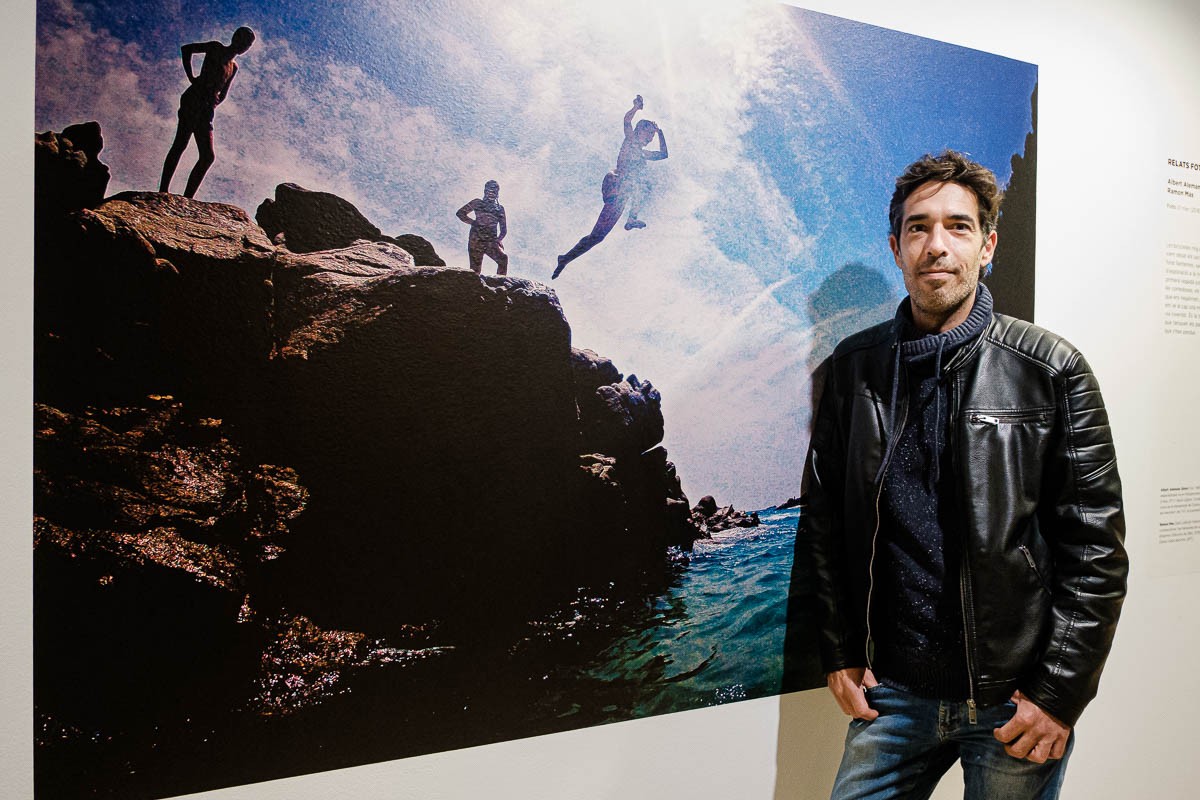 Albert Alemany amb la imatge que exposa al cicle «Relats fotogràfics» de l'ACVic.