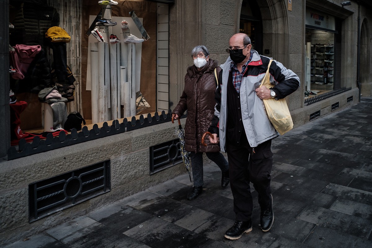 Gent amb mascareta, pel carrer