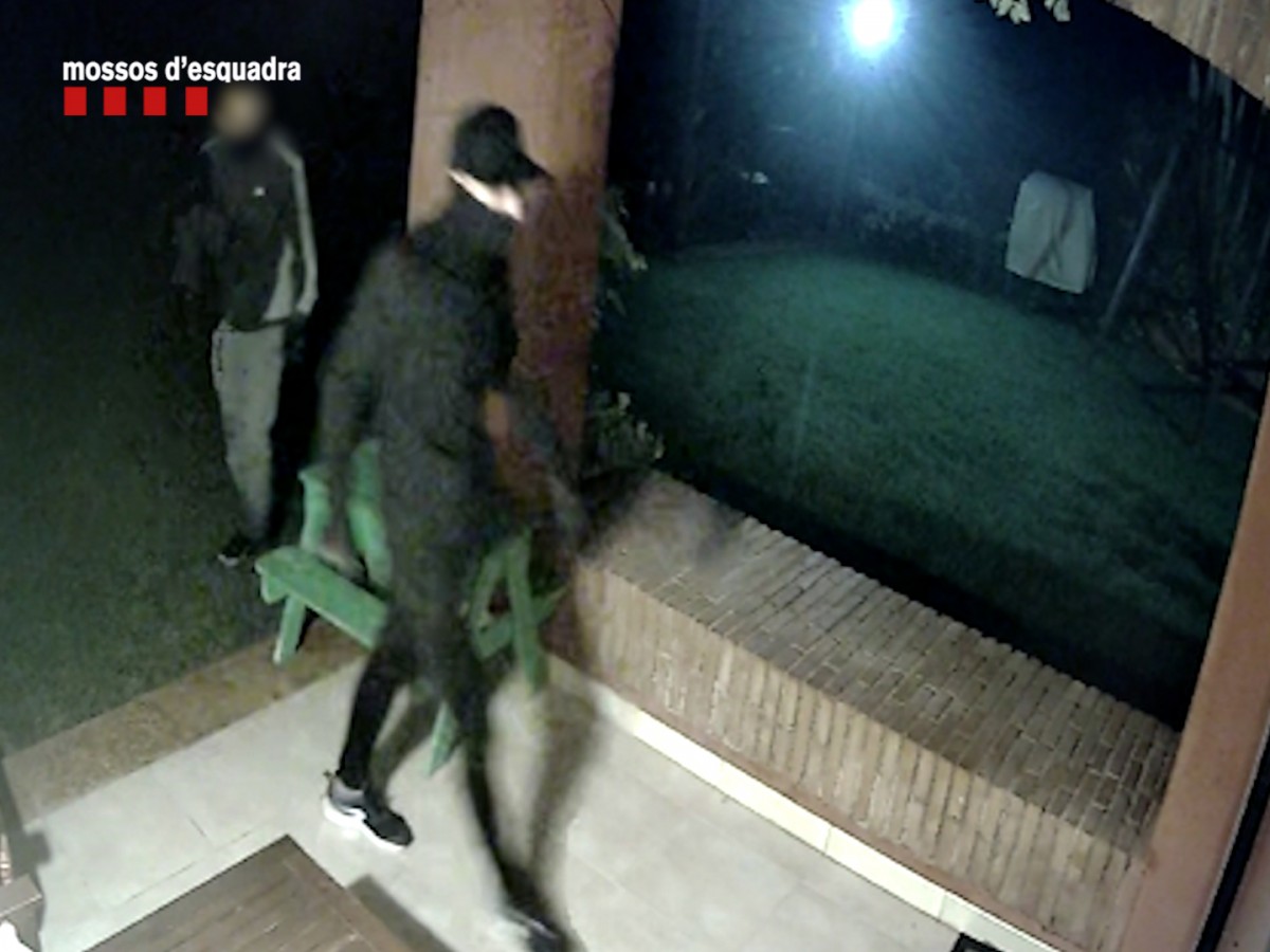 Una càmera de seguretat capta dos membres del grup criminal assaltant una de les cases.