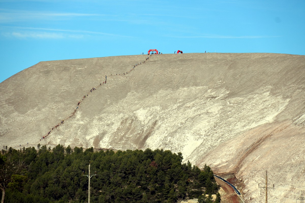 Filera de corredors al runam salí del Cogulló en l'edició de 2021